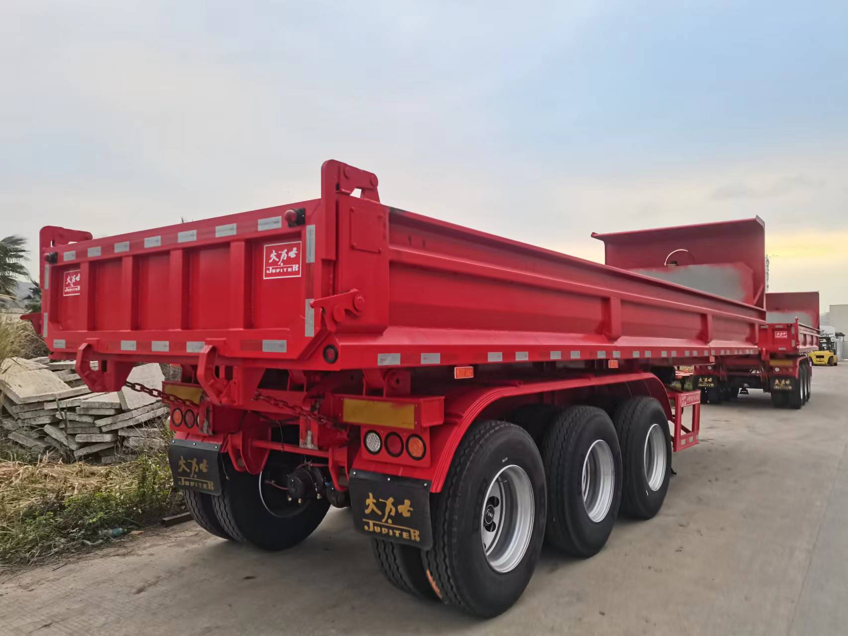 tri-axle dump semi trailers are ready to delivery